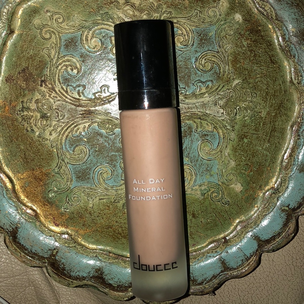 Doucce all day mineral foundation